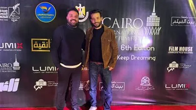 لحظة وصول كريم قاسم على السجادة الحمراء بمهرجان القاهرة الدولي للفيلم القصير 