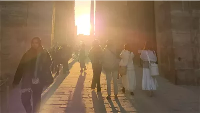 الأقصر تحتفل بتعامد الشمس في الكرنك وإعلان بدء فصل الشتاء رسميًا 