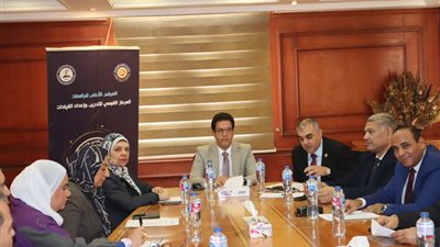 رئيس جامعة بنها يترأس اللجنة العليا لاعتماد المدربين