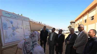 محافظ أسوان يتفقد أحد مشروعات مبادرة 