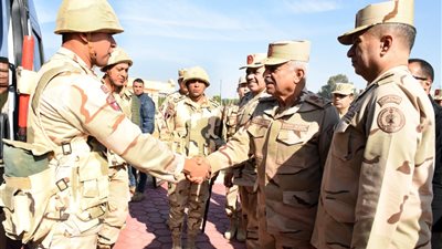 وزير الدفاع والإنتاج الحربى يتفقد أحد تشكيلات قوات الدفاع الجوى ويلتقى عددًا من المقاتلين