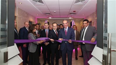 وزير الاتصالات وتكنولوجيا المعلومات يفتتح مركز تميز شركة 