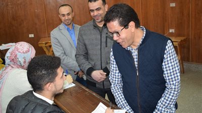 رئيس جامعة بنها يتفقد سير الامتحانات بكليات الجامعة