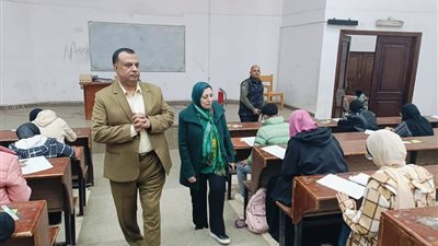 نائب رئيس جامعة بنها تتفقد سير الامتحانات بكلية التربية