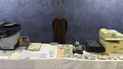 ضبط أحد الأشخاص بتقليد العملات المحلية والأجنبية وترويجها على المواطنين