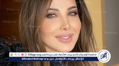 نانسي عجرم تحتفل برأس السنة بإطلالة أنيقة أمام شجرة الكريسماس