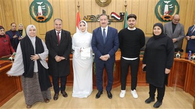 محافظ المنوفية يشهد مراسم عقد قران عروسان أيتام ويعدهم بمشاركتهم حفل الزفاف