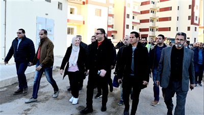 وزير الإسكان يتفقد مشروعات 