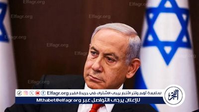 في مشهد يشعل مواقع التواصل الاجتماعي.. ناشط يحطم تمثال بنيامين نتنياهو تضامنًا مع غزة 