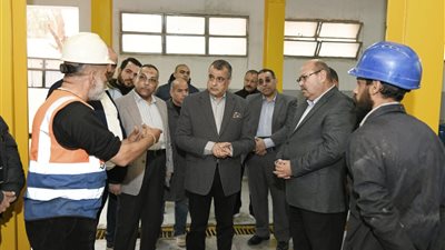 وزير الدولة للإنتاج الحربي يتفقد خطوط الإنتاج بشركة هليوبوليس للصناعات الكيماوية