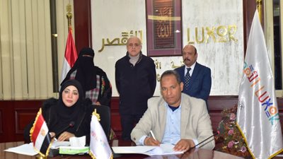  محافظ الأقصر يشهد مراسم توقيع عقود المجمعات الصناعية الحرفية بإسنا