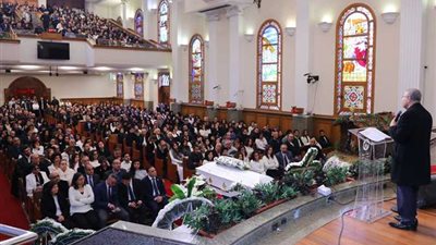 رئيس الطائفة الانجيلية يشارك فى صلاة جنازة 
