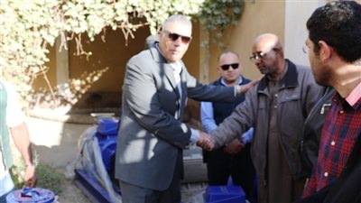 محافظ أسوان يتفقد أعمال تركيب مواتير المياه والطلمبات الجديدة برافع المحمودية