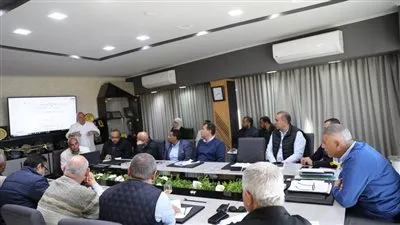 اجتماع موسع بأسوان مع رؤساء شركات مياه القاهرة والجيزة وسوهاج...والمحافظ يشيد بصبر وتحمل المواطنين 