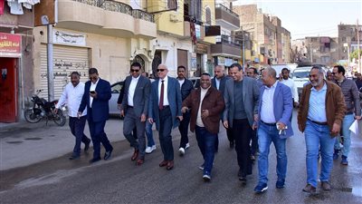 خلال جولته بالقباحي الغربي.. محافظ الأقصر يوجه بنقل محول كهرباء يعيق حركة الطريق 