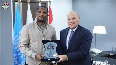 وزير الرياضة لصامويل إيتو: شكرا علي حضورك لتهنئة أبو ريدة 