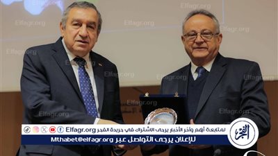 الدكتور عصام شرف يناقش 