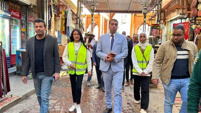 ضمن فاعليات ظواهر سياحية.. نائب محافظ الأقصر يلتقي أصحاب البازارات بالسوق السياحي