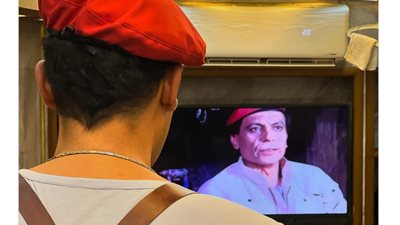 بصورة والده وملابسه.. محمد إمام يروج لـ 