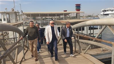 محافظ الأقصر يتفقد معدية الأهالي.. وأعمال مرسى اللانشات والمراكب الشراعية
