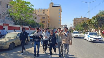 صور.. طلاب الأول والثانى الاعدادى ينتهون من أداء اليوم الأول لأمتحانات النقل بالأقصر