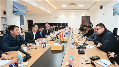 وزير الإسكان يعقد اجتماعًا مع مسئولي شركة 