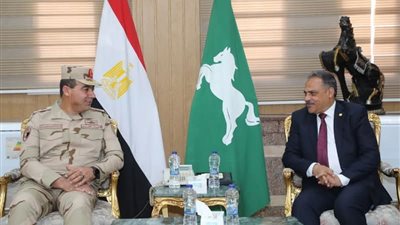 محافظ الشرقية يستقبل قائد قوات الدفاع الشعبي والعسكري بمكتبه بالديوان العام