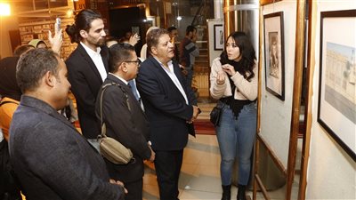 رئيس مهرجان الأقصر للسينما الإفريقية يفتتح معرض ابداعات فناني الجنوب بمكتبة مصر