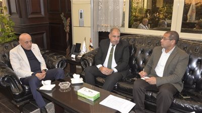 محافظ الأقصر ورئيس مجلس إدارة الهيئة العامة للنقل النهرى يبحثان اشتراطات منح تراخيص معديات الأهالى