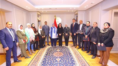 وزيرة التضامن الاجتماعي تكرم الإدارة العامة للتسويق والمعارض لتميزهم خلال شهر ديسمبر