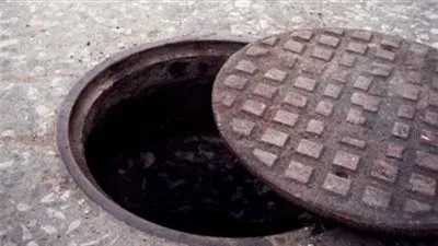 تفاصيل سقوط عاملين في بالوعة صرف صحي في أكتوبر