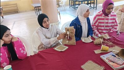 فاعليات اليوم الأول لورشة عمل لتعليم مشغولات الخيش بمركز شباب كفر الصلاحات بني عبيد