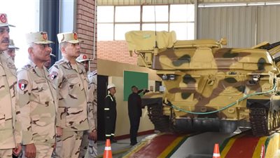 وزير الدفاع والإنتاج الحربى يتفقد أحد تشكيلات قوات الدفاع الجوى ويلتقى عددًا من المقاتلين