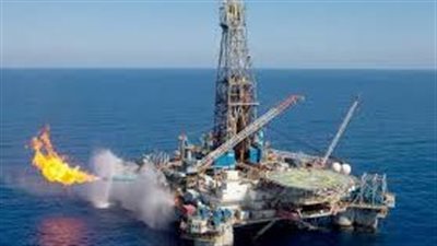 خبير اقتصادي يوضح آثار الحرب التجارية بين أمريكا والصين على أسعار الوقود في مصر