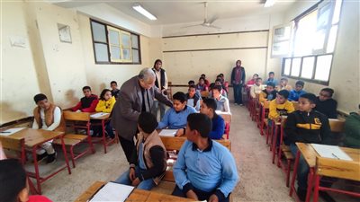 بالصور.. وكيل تعليم الأقصر يتفقد سير أعمال الامتحانات بمدارس البياضيه