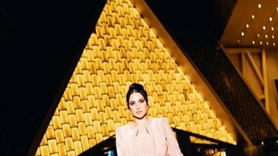 درة تثير الجدل بإطلالتها في المتحف المصري