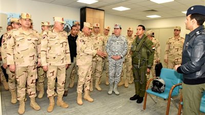  القائد العام للقوات المسلحة وزير الدفاع والإنتاج الحربى يتفقد إحدى القواعد الجوية ويلتقى عدد من المقاتلين