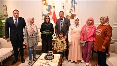 «بيت الزكاة والصدقات» يوفر جهازي تابلت لطالبتين مكفوفتين بجنوب سيناء لمساعدتهما 