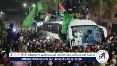 لحظة وصول الأسرى الفلسطينيين المبعدين إلى الأراضي المصرية 