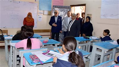 بالصور.. محافظ الأقصر يتفقد لجان امتحانات الشهادة الإعدادية