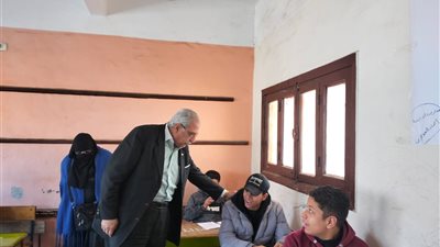 مراقب يصور ورقة امتحان مادة اللغة الانجليزية للشهادة الإعدادية بالقليوبية