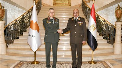 الفريق أحمد خليفة رئيس أركان حرب القوات المسلحة يلتقى قائد الحرس الوطنى القبرصى 