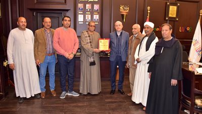 محافظ الأقصر يبحث مطالب وشكاوى نقيب الفلاحين ويبحث آليات دعم أنشطة جمعية الهلال الأحمر