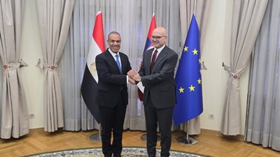 وزير الخارجية والهجرة يلتقي نظيره الصربي في بلجراد