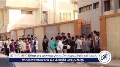 توافد طلاب الشهادة الإعدادية على لجان الامتحانات في آخر أيام ماراثون الامتحانات في الإسكندرية 