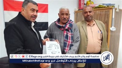 محافظ أسيوط: تسليم نموذج 8 نهائي للتصالح لبعض المواطنين بمركز البداري