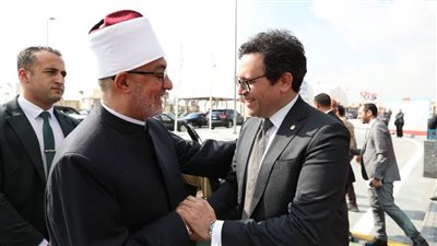 مفتي الجمهورية يستقبل وزير الثقافة في جناح دار الإفتاء..خلال افتتاح معرض للكتاب