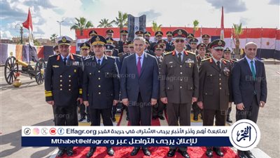 محافظ الإسكندرية وقائد المنطقة الشمالية العسكرية ومدير الأمن يضعون أكليل الزهور على النصب التذكاري للشهداء