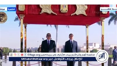 السيسي يضع إكليلا من الزهور على النصب التذكاري لشهداء الشرطة