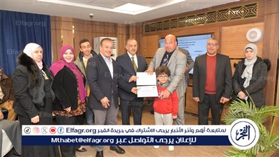 محافظ أسيوط يكرم ورثة أحد المواطنين لتبرعهم بأرض ومبنى بالبدارى للمحافظة 